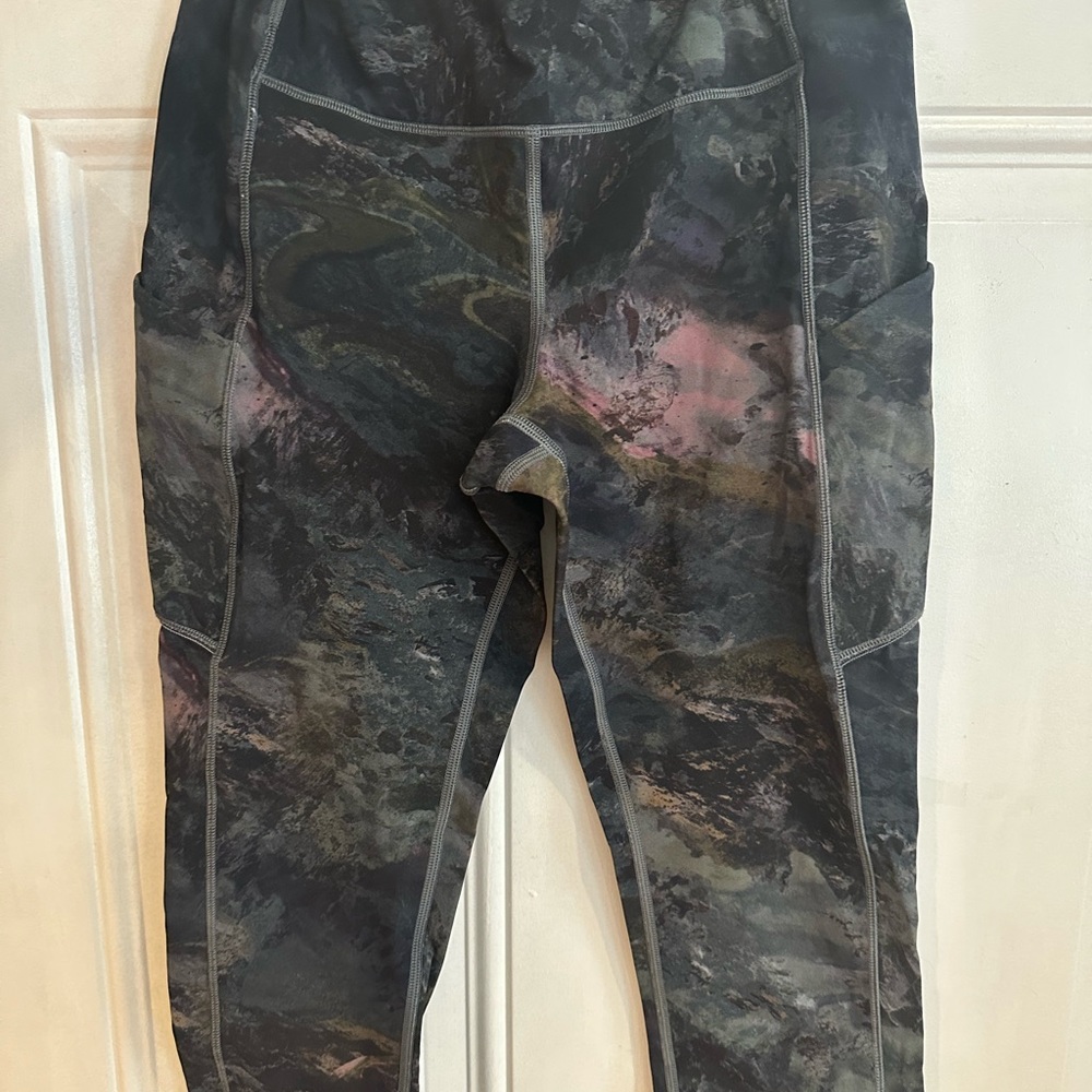 Lululemon mid rise capris leggings - size 8